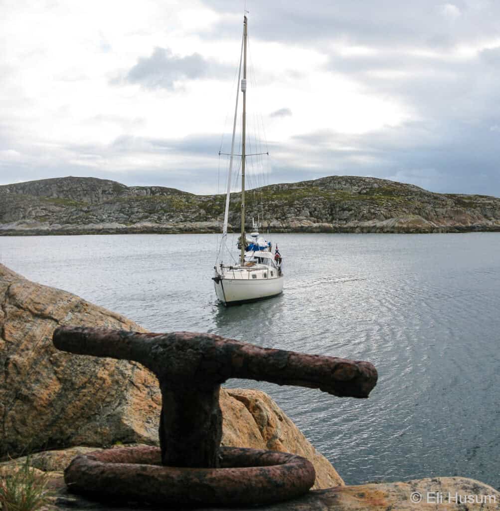 A sailing yacht approaching a fortøyningsbolt