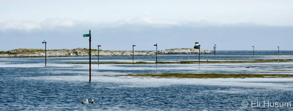 Båker marking a fairway in shallow water